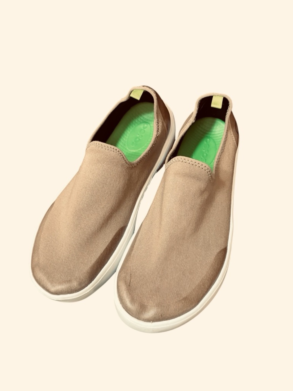 OOFOS  Oomg Eezee Taupe canvas  Slip-On Loafers in Tan with Green Insole Sz 9.5